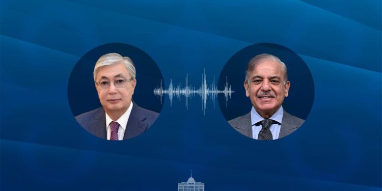 Токаев обсудил с премьером Пакистана итоги референдума и сотрудничество стран