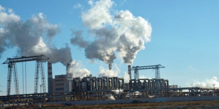 Выброс кислоты на МАЭК: двое сотрудников получили ожог глаз