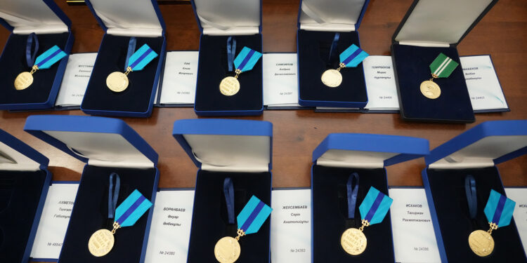 Госнаграды от имени президента вручены участникам эвакуации казахстанцев с Ближнего Востока