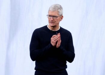 Тим Кук покидает пост гендиректора Apple