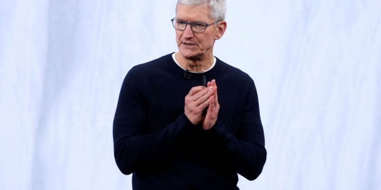 Тим Кук покидает пост гендиректора Apple