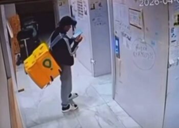 Курьер помочился на детскую коляску в подъезде