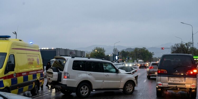 Столкнулись пять машин: массовое ДТП произошло на Кульджинском тракте
