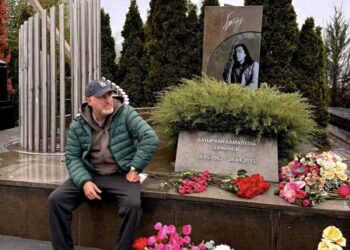 «Любим и помним»: Леонид Агутин вновь пришёл на могилу Батырхана Шукенова