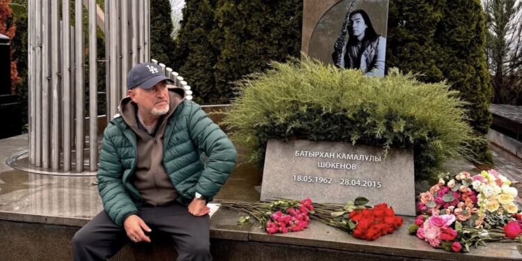 «Любим и помним»: Леонид Агутин вновь пришёл на могилу Батырхана Шукенова