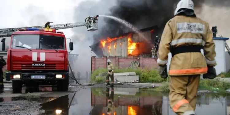 Экстренным службам могут разрешить таранить мешающие авто при ЧС