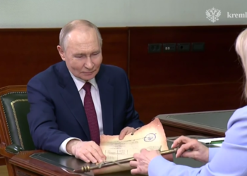Путину подарили свиток с результатами последних выборов в России (ВИДЕО)