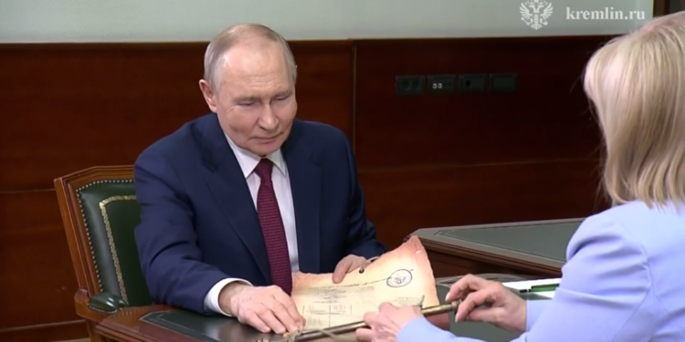 Путину подарили свиток с результатами последних выборов в России (ВИДЕО)