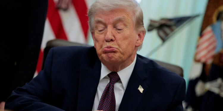 Относится крайне плохо: Трамп высмеял семейные отношения Макрона и его жены (ВИДЕО)