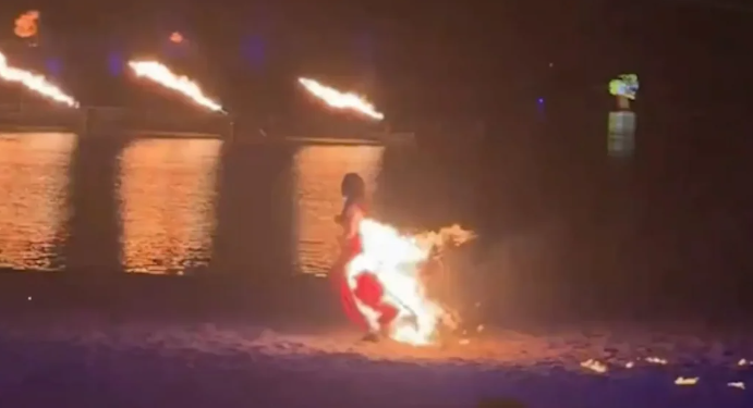 ЧП на огненном шоу: танцовщица едва не сгорела заживо на сцене