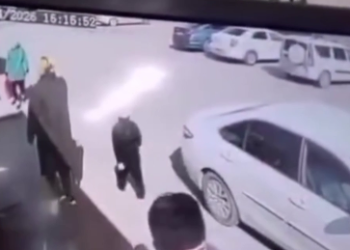 Девушка пыталась увести чужого ребёнка в Актобе: момент попал на видео