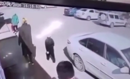 Девушка пыталась увести чужого ребёнка в Актобе: момент попал на видео