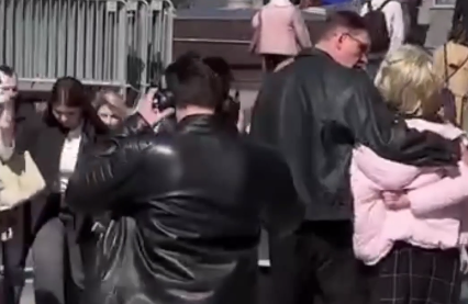 Пугающий тренд или полезный эксперимент? Видео с жестом о помощи захватили соцсети