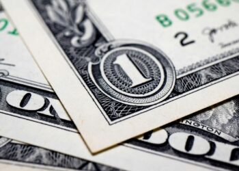 За сколько продают и покупают доллары обменники 3 апреля