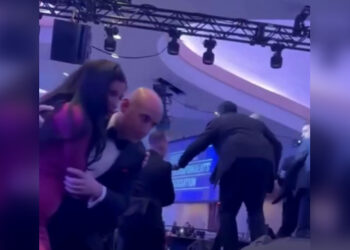 Беременная жена как «щит»: советник Трампа вызвал волну критики после видео с эвакуации