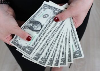 За сколько казахстанские обменники продают и покупают доллары
