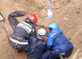 Рабочих засыпало грунтом в Павлодаре: есть погибшие