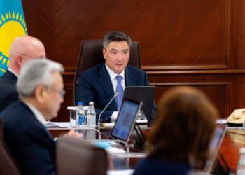 Бектенов поручил навести порядок с «организованными группами» на рынках