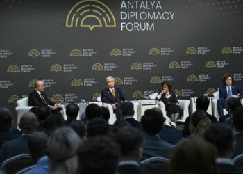 Токаев принял участие в панельной сессии Анталийского дипломатического форума