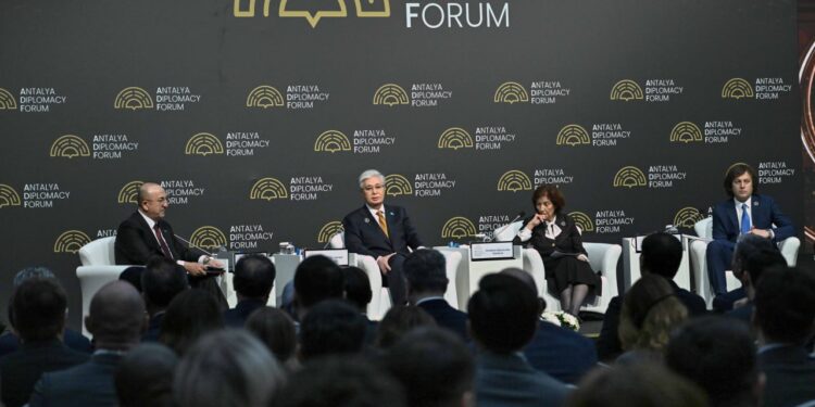 Токаев принял участие в панельной сессии Анталийского дипломатического форума