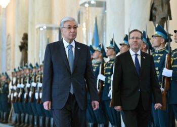 Токаев встретил в Акорде президента Израиля