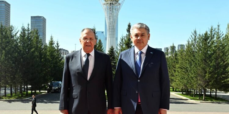 В Астану прибыл глава МИД РФ Лавров