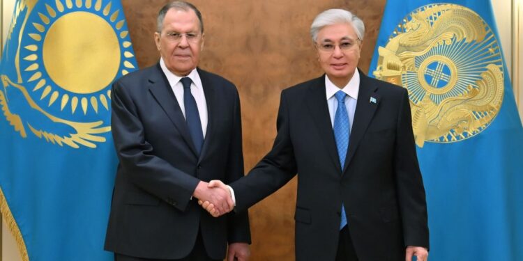 Токаев принял в Акорде главу МИД РФ Лаврова
