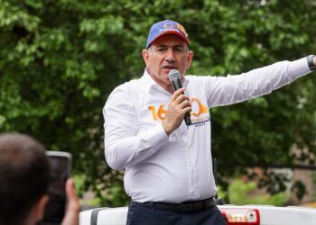 Валите отсюда: Пашинян устроил скандал на встрече с избирателями