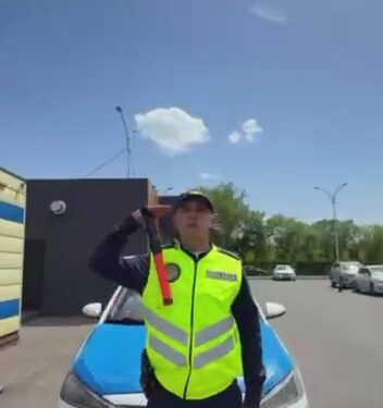 Полицейский спасает ребёнка и танцует: новое видео МВД стало вирусным