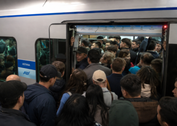 Стыд и дикость: пассажиры LRT в Астане опозорились на весь мир