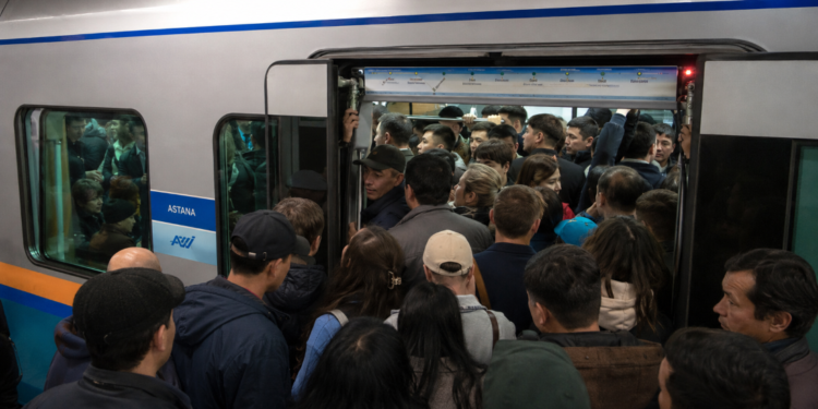 Стыд и дикость: пассажиры LRT в Астане опозорились на весь мир