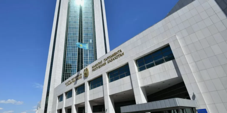 Мажилис принял закон об учреждении новых наград