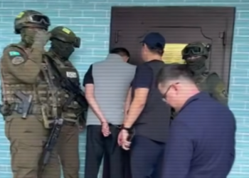 Оружие, вымогательства и нападения: в Алматы задержали участников криминальной группы