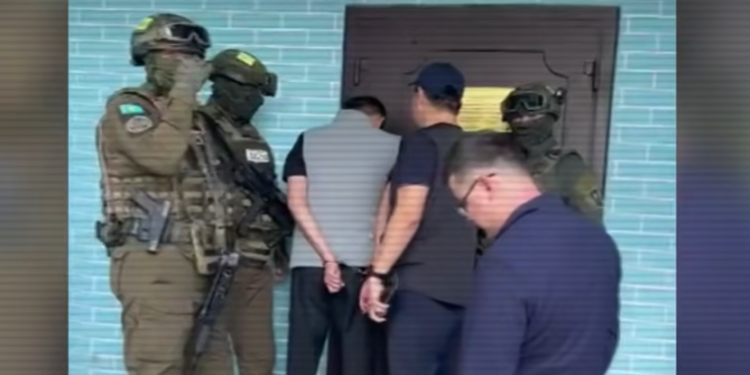Оружие, вымогательства и нападения: в Алматы задержали участников криминальной группы