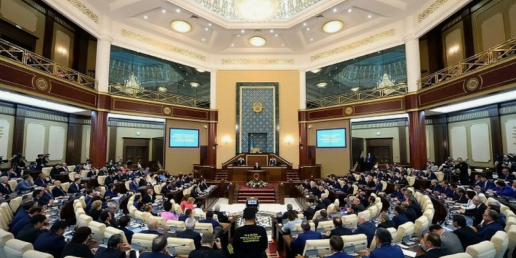 Закон “О Курултае” принял парламент: что это означает для Казахстана