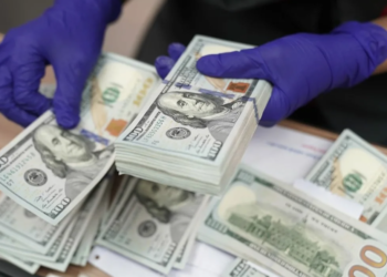 За сколько обменники продают и покупают доллары