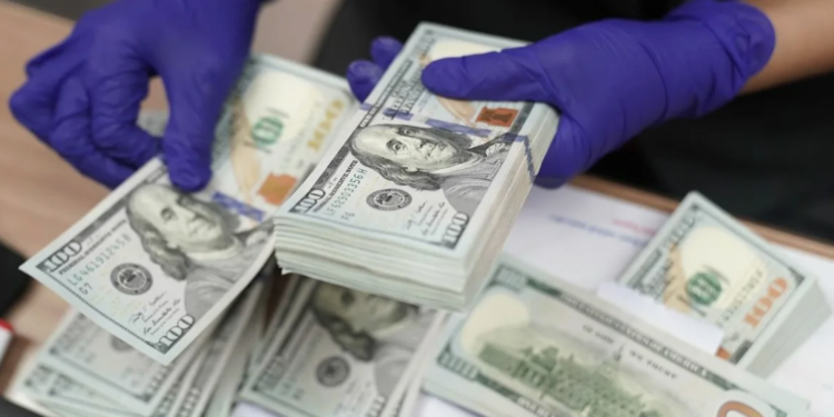 За сколько обменники продают и покупают доллары