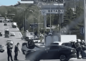 В центре Темиртау перевернулся автомобиль