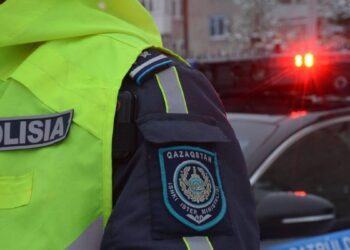 Полицейский в Атырау спас человека из пожара по пути на работу