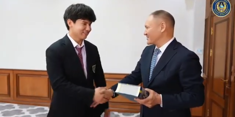 Школьника из Туркестана поблагодарили за уважение к флагу Азербайджана
