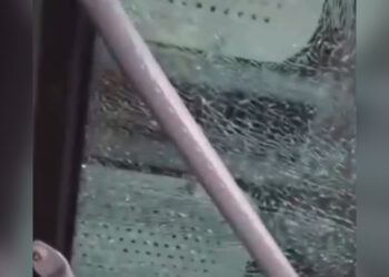 В Шымкенте неизвестные вновь атаковали автобус камнями