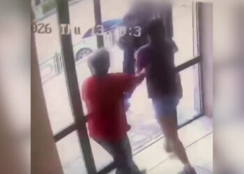 Мужчина ограбил пенсионерку возле банка в Караганде