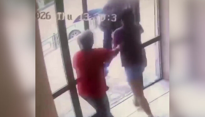 Мужчина ограбил пенсионерку возле банка в Караганде