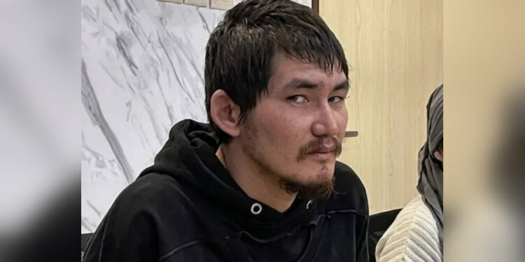Убийство семьи в Атырау: подсудимый расплакался, увидев отца в суде