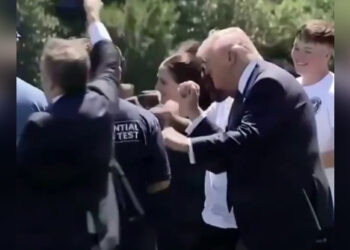 Трамп учит подростков своему фирменному танцу: кадры разлетелись по Сети (ВИДЕО)