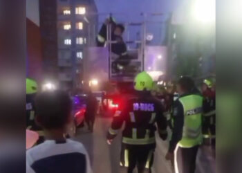 Пятилетний мальчик едва не выпал из окна: спасателям аплодировал весь двор