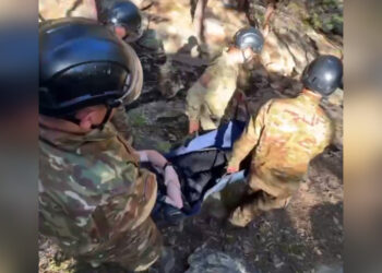 Мужчина сломал ногу во время спуска с гор: туристов спасли сотрудники МЧС