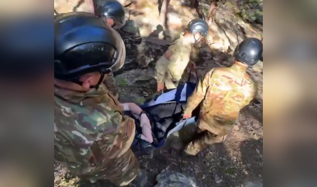 Мужчина сломал ногу во время спуска с гор: туристов спасли сотрудники МЧС