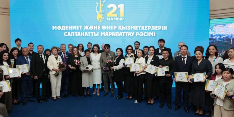 Работникам культуры Казахстана вручили квартиры и госнаграды