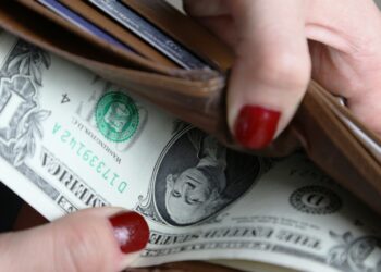 Доллар и другие валюты подешевели в казахстанских обменниках